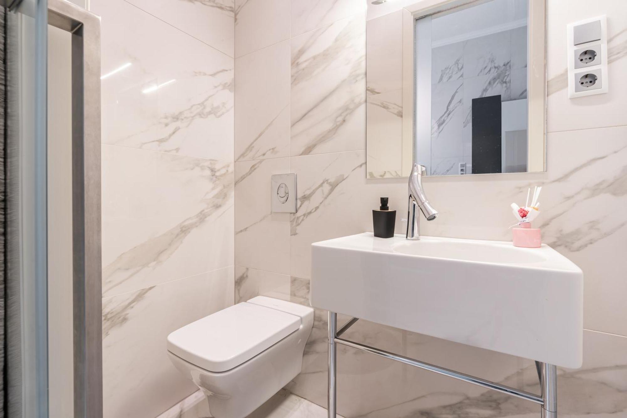 Four Bedrooms Luxury Design Apartment At Fashion Street Apartment *