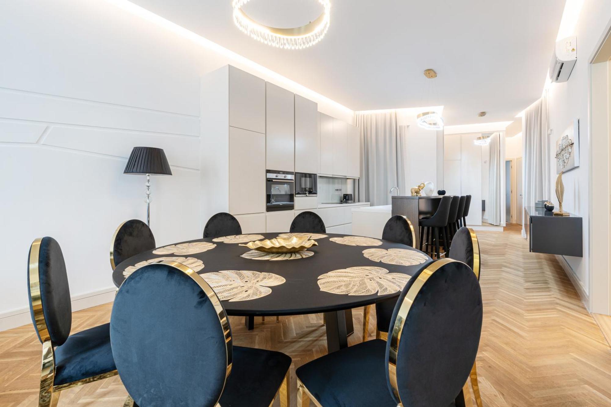 Four Bedrooms Luxury Design Apartment At Fashion Street