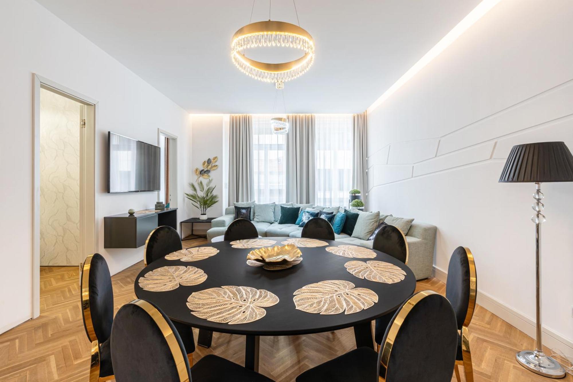 Four Bedrooms Luxury Design Apartment At Fashion Street *